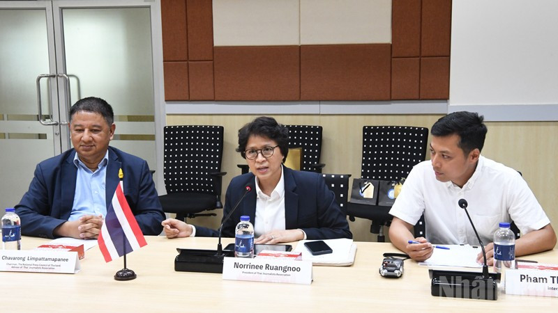 Bà Norrinee Ruangnoo, Chủ tịch Hội Nhà báo Thái Lan phát biểu tại hội thảo. (Ảnh: XUÂN SƠN) ndo_br_anh-1-8736.jpg
