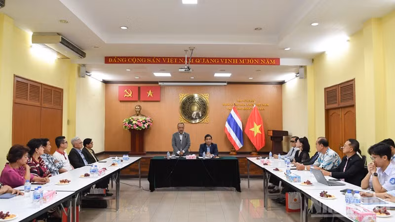 Đoàn Ủy ban Nhà nước về người Việt Nam ở nước ngoài gặp đại diện cộng đồng kiều bào tại Thái Lan. (Ảnh: XUÂN SƠN)