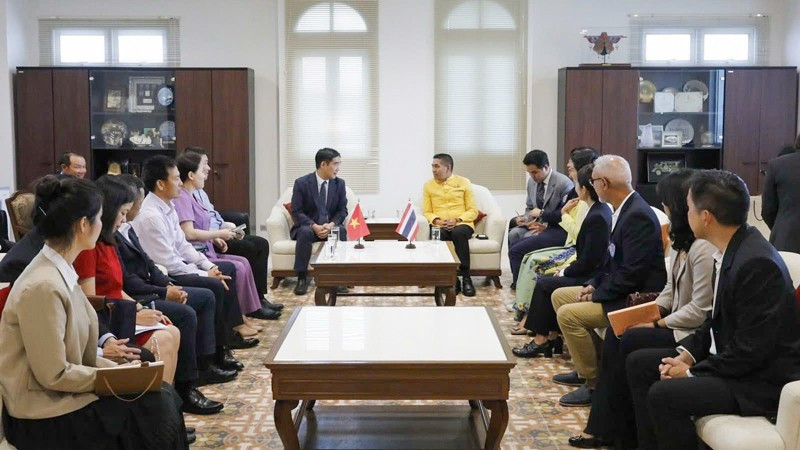 Cuộc gặp giữa Đại sứ Phạm Việt Hùng (bên trái) và Tỉnh trưởng Phuket Sophon Suwannarat (bên phải). (Ảnh: ĐẠI SỨ QUÁN VIỆT NAM TẠI THÁI LAN)