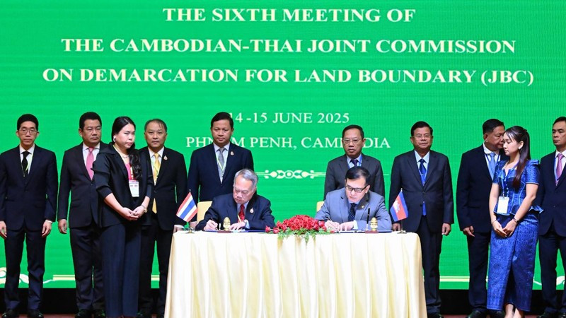 Đại diện Thái Lan và Campuchia ký biên bản chung phiên họp lần thứ 6 của JBC. (Ảnh: NBT) anh-1-bng.jpg