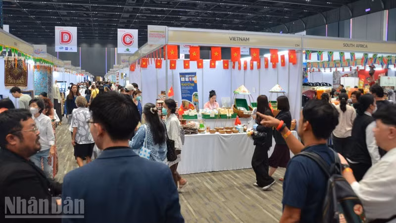 Các gian hàng của Việt Nam tại Hội chợ Chữ thập Đỏ Đoàn Ngoại giao lần thứ 59. (Ảnh: MINH THẮNG)