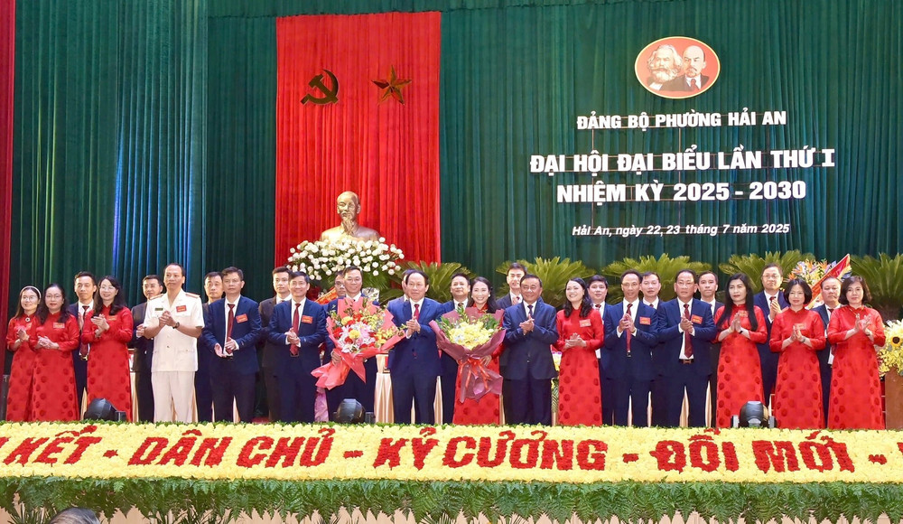 Đồng chí Trần Cẩm Tú, Ủy viên Bộ Chính trị, Thường trực Ban Bí thư và đồng chí Lê Tiến Châu, Ủy viên Trung ương Đảng, Bí thư Thành ủy Hải Phòng chúc mừng Ban Chấp hành Đảng bộ phường Hải An, nhiệm kỳ 2025-2030. (Ảnh XUÂN TRƯỜNG)