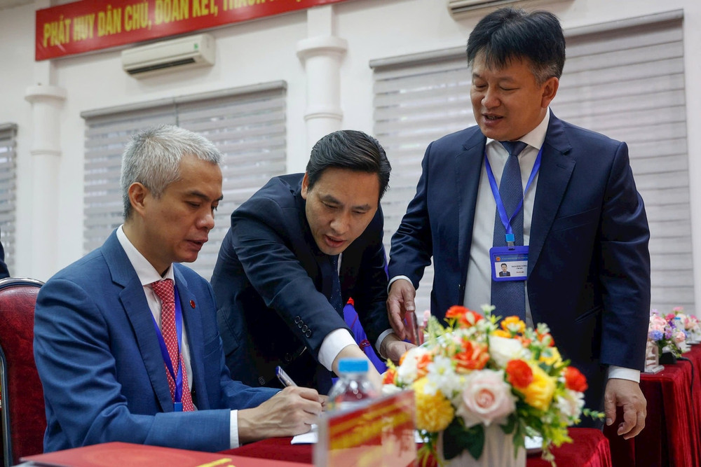 Cán bộ phường Nghĩa Đô (thành phố Hà Nội) trao đổi công tác chuẩn bị Đại hội. (Ảnh Tuấn MINH) z6811018271221-ed04478e864e717a6a462c0972ea1685.jpg