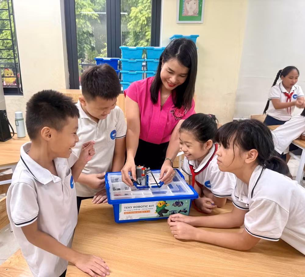 Giờ học STEM của cô và trò Trường tiểu học Lý Thường Kiệt (Hà Nội).