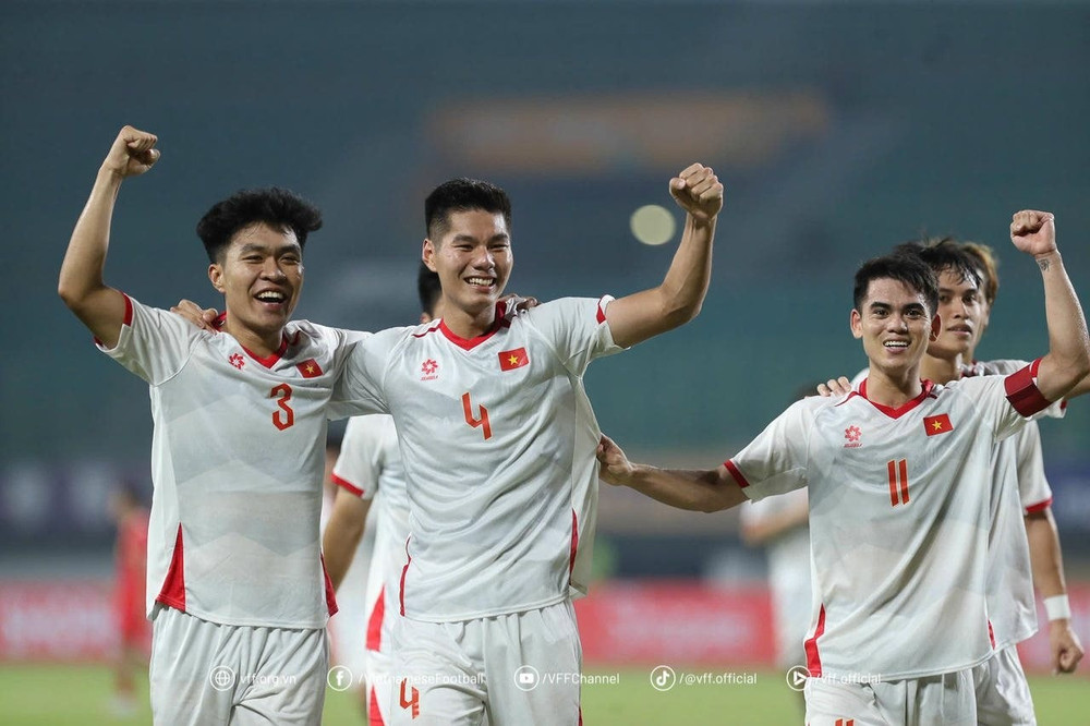 Nguyễn Hiểu Minh (thứ hai từ trái sang) tỏa sáng trong trận đấu với U23 Lào. (Ảnh VFF)