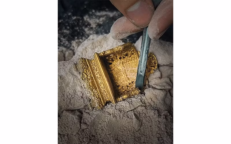 Hình ảnh Ngai vàng triều Nguyễn trong bộ hộp mù khảo cổ Đế đô khảo cổ ký. (Nguồn ảnh COMICOLA) 