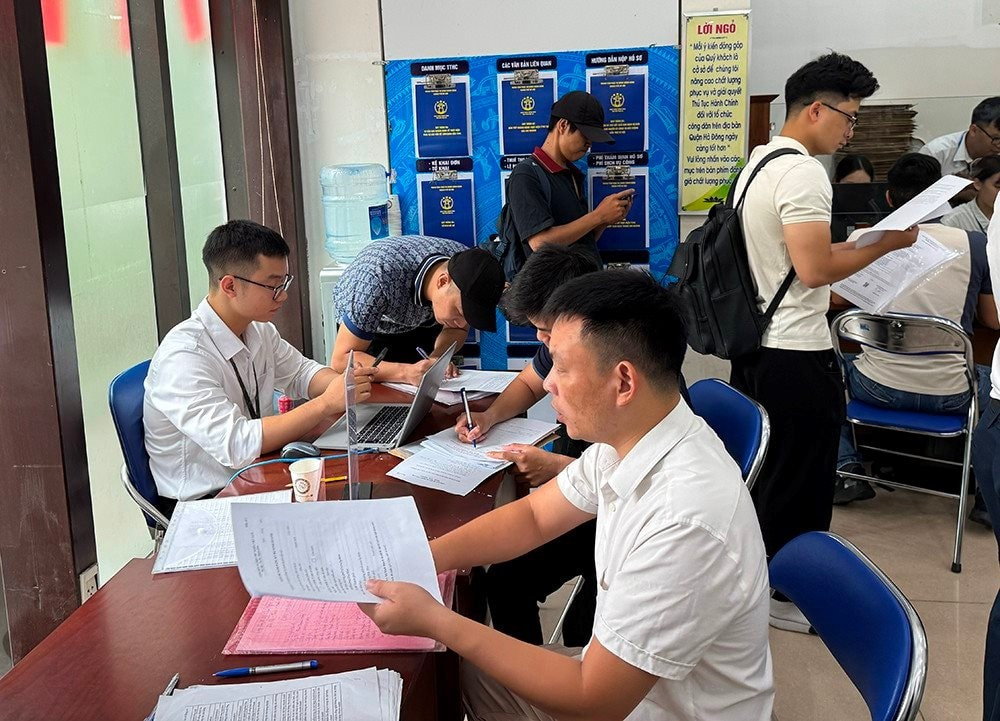 Từ tháng 7/2025, cấp xã, phường thực hiện 14 thủ tục hành chính liên quan đến đất đai, trong đó có đăng ký và cấp sổ đỏ lần đầu. (Ảnh DUY ANH)