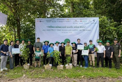 Trao tặng cây, tạo sinh kế bền vững cho người dân địa phương.