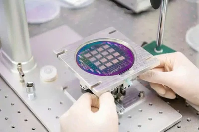 Chip ảnh nhiệt không làm lạnh chế tạo trên phiến 100mm tại phòng sạch, Trung tâm Nano và Năng lượng, Khoa Vật Lý, Trường đại học Khoa học Tự nhiên.