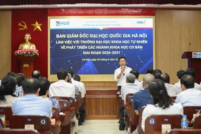 Giáo sư, Tiến sĩ Lê Quân, Giám đốc Đại học Quốc gia Hà Nội đối thoại với các nhà khoa học tại Trường Đại học Khoa học Tự nhiên ngày 6/6.
