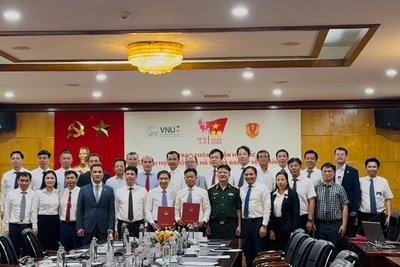 Ký kết thỏa thuận hợp tác trong lĩnh vực công nghệ lượng tử, an toàn thông tin và công nghệ bán dẫn giữa Đại học Quốc gia Hà Nội và Ban cơ yếu chính phủ. 