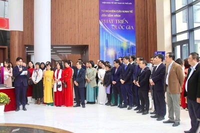 Khai trương không gian trưng bày “Dưới cờ Đảng quang vinh: Việt Nam 40 năm Đổi mới và khát vọng trong kỷ nguyên vươn mình” tại Viện Hàn lâm Khoa học xã hội Việt Nam.