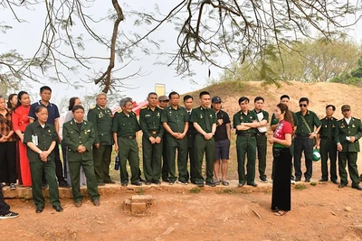 Các cựu chiến binh tham quan Khu di tích lịch sử chiến trường Điện Biên Phủ. (Ảnh: NGUYỄN ĐĂNG)