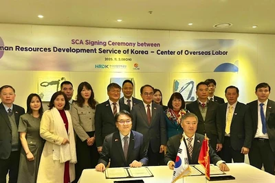 Lễ ký kết Thỏa thuận cung cấp dịch vụ giữa Cơ quan Phát triển nguồn nhân lực Hàn Quốc và Trung tâm Lao động ngoài nước.
