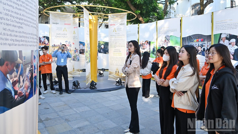 Công chúng tham quan Triển lãm Hành động vì cộng đồng 2025. (Ảnh: THỦY NGUYÊN)