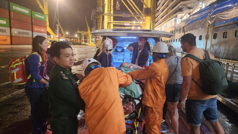 Lực lượng tìm kiếm cứu nạn tiếp nhận nạn nhân tại cảng Tiên Sa, Đà Nẵng.
