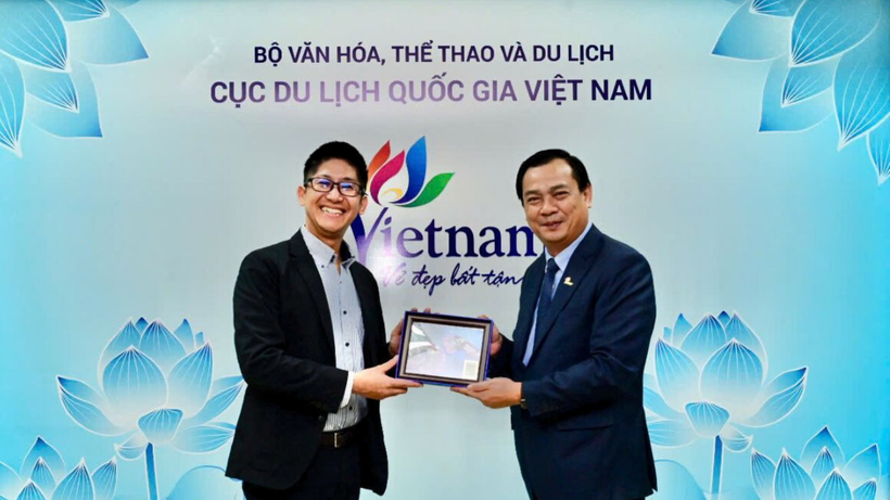 Cục trưởng Du lịch Quốc gia Việt Nam Nguyễn Trùng Khánh trao quà lưu niệm cho ông Yukihito Arima. (Ảnh: TITC)