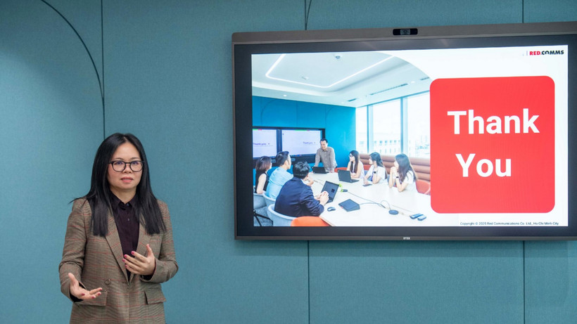 Giám đốc Điều hành Red Communications Sue Le chia sẻ tại buổi đào tạo của Red Academy.