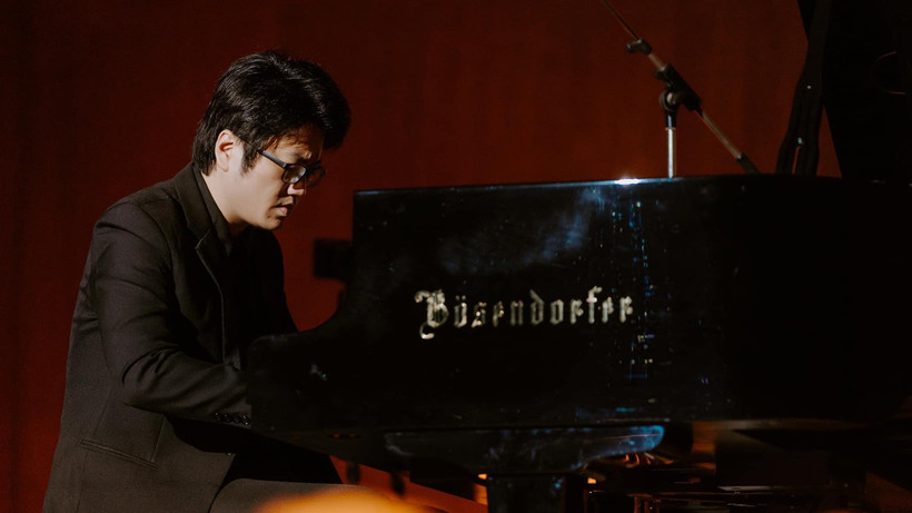 Nghệ sĩ piano Lưu Đức Anh đảm nhận vai trò độc tấu bên cạnh dàn nhạc Dàn nhạc giao hưởng Mặt Trời (SSO).