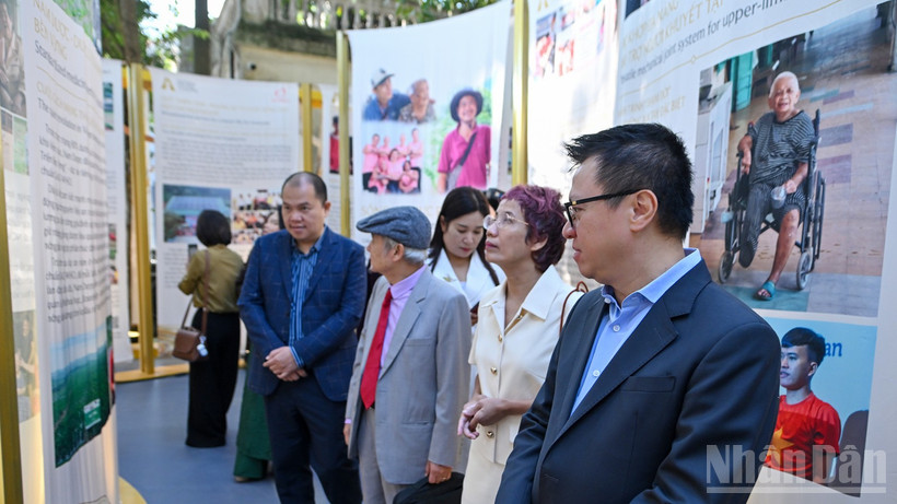 Triển lãm Hành động vì Cộng đồng 2025 diễn ra tại khuôn viên Báo Nhân Dân. (Ảnh: THỦY NGUYÊN)