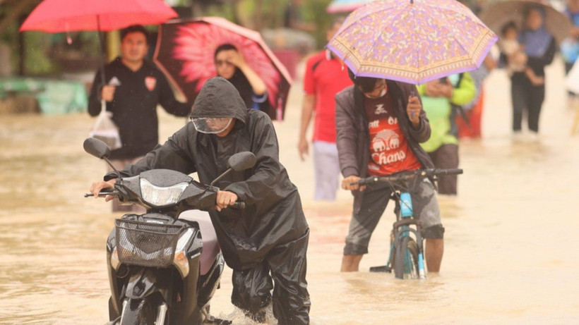 Cảnh ngập lụt sau những trận mưa lớn tại Narathiwat (Thái Lan). (Ảnh: THX/TTXVN)