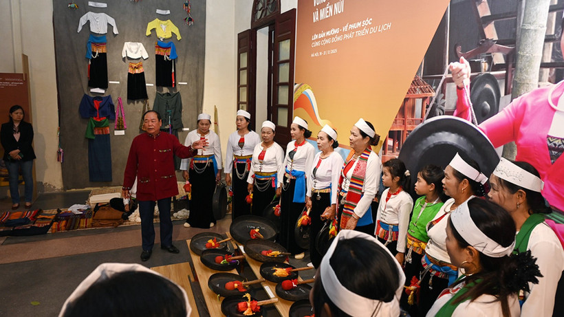 Các nghệ nhân người Mường giới thiệu về di sản văn hóa chiêng Mường tại chương trình. (Ảnh: TITC)