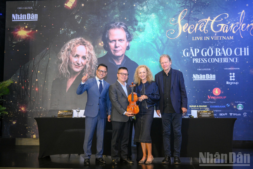 Nhóm nhạc Secret Garden trao tặng món quà là cây đàn violin cho Ban tổ chức chương trình “Secret Garden Live in Vietnam".