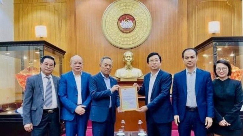 Ông Nguyễn Văn Hiền, Tổng Giám đốc Trung tâm Thương mại Đồng Xuân, Chủ tịch danh dự Liên hiệp hội người Việt tại Cộng hòa Liên bang Đức (thứ ba từ trái) trao số tiền hơn 3,75 tỷ đồng cho đại diện Ủy ban Trung ương Mặt trận Tổ quốc Việt Nam. (Ảnh: TTXVN)