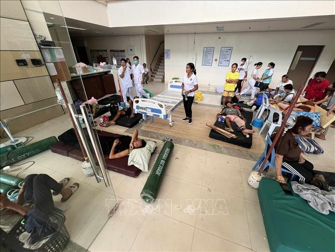 Nạn nhân bị thương do động đất được đưa tới bệnh viện ở Cebu, Philippines, ngày 1/10/2025. (Ảnh: THX/TTXVN)
