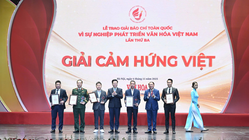 Đồng chí Mai Văn Chính, Ủy viên Trung ương Đảng, Phó Thủ tướng Chính phủ và đồng chí Nguyễn Văn Hùng, Ủy viên Trung ương Đảng, Bộ trưởng Văn hóa, Thể thao và Du lịch trao giải "Cảm hứng Việt"cho các tập thể, cá nhân xuất sắc. Báo Nhân Dân giành giải Đặc biệt Giải "Cảm hứng Việt".