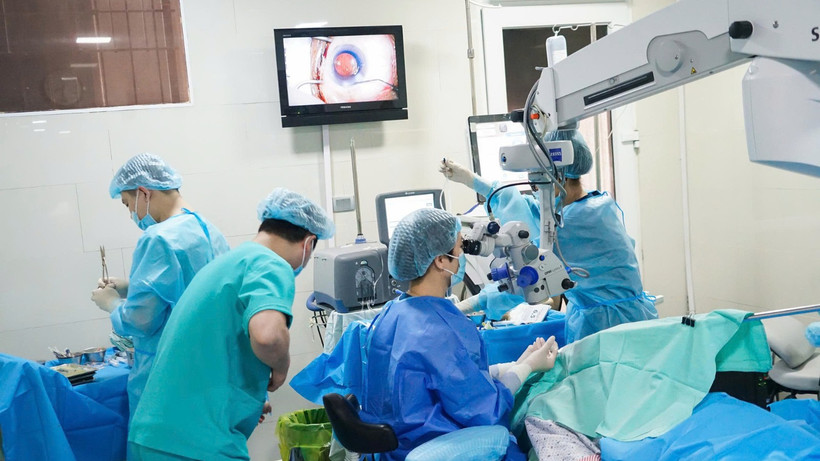 Dự án "Mắt sáng cộng đồng" bố trí các xe phẫu thuật lưu động đạt chuẩn bệnh viện để hỗ trợ người dân vùng sâu, vùng xa.