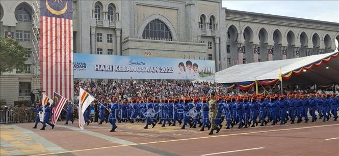 Diễu hành qua Lễ đài. (Ảnh: TTXVN)