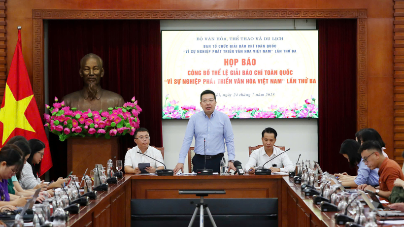 Tổng Biên tập Báo Văn Hóa Nguyễn Anh Vũ phát biểu tại buổi họp báo. (Ảnh: TRẦN HUẤN)