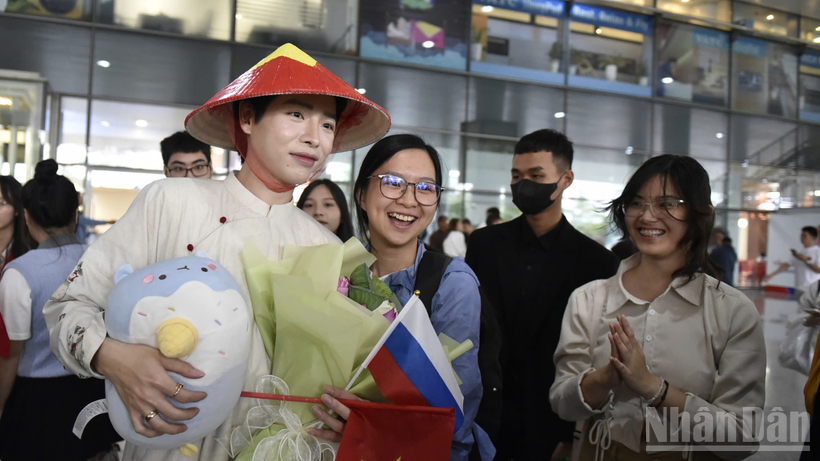 Khán giả chào đón Quán quân Intervision 2025 Đức Phúc tại Sân bay quốc tế Nội Bài.