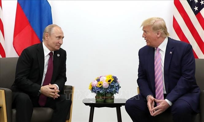 Tổng thống Nga Vladimir Putin (trái) và người đồng cấp Mỹ Donald Trump. (Ảnh tư liệu: Kyodo/TTXVN)