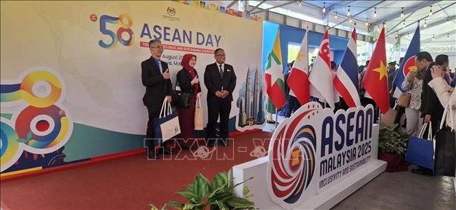 Các đại biểu dự Lễ kỷ niệm Ngày ASEAN 2025 chụp ảnh lưu niệm. (Ảnh: TTXVN)