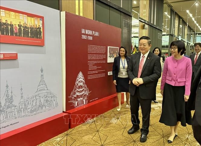 Đại sứ Tôn Thị Ngọc Hương, Trưởng Phái đoàn Đại diện Việt Nam tại ASEAN và Tổng Thư ký ASEAN Kao Kim Hourn tại Triển lãm ảnh “25 năm Hội nhập”.