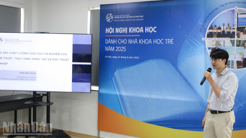 Thạc sĩ Phạm Minh Quân trình bày tham luận "Thúc đẩy chất lượng giáo dục và nghiên cứu nghệ thuật: thực hành sáng tạo và học thuật hội nhập" tại Hội nghị. (Ảnh: SIS)
