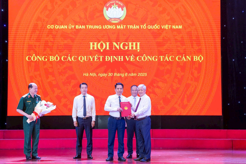 Đồng chí Đỗ Văn Chiến trao quyết định bổ nhiệm nhà báo Trương Thành Trung, giữ chức vụ Tổng Biên tập báo Đại đoàn kết theo mô hình mới của Mặt trận Tổ quốc Việt Nam. (Ảnh: QUANG VINH)