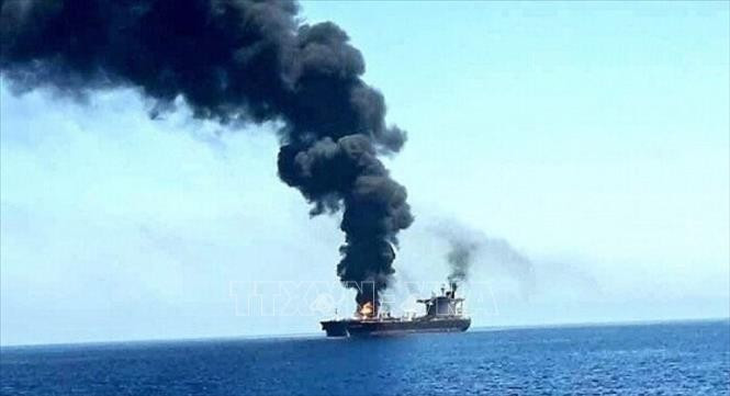 Con tàu bị lực lượng Houthi tấn công trên Biển Đỏ. (Ảnh tư liệu: TTXVN)