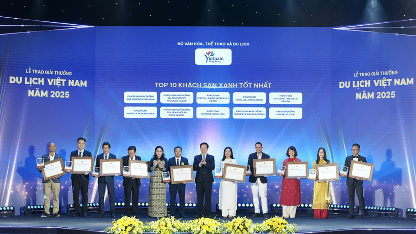 Đồng chí Mai Văn Chính, Ủy viên Trung ương Đảng, Phó Thủ tướng Chính phủ trao tặng danh hiệu cho Top 10 khách sạn xanh tốt nhất. (Ảnh: TRẦN HUẤN)
