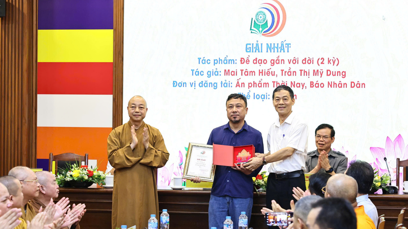 Tác phẩm "Để đạo gắn với đời" của nhóm tác giả Mai Tâm Hiếu và Trần Thị Mỹ Dung đăng trên ấn phẩm Thời Nay, Báo Nhân Dân đoạt giải Nhất Giải Báo chí toàn quốc về Phật giáo lần thứ nhất (hạng mục báo in). (Ảnh: Ban Tổ chức)