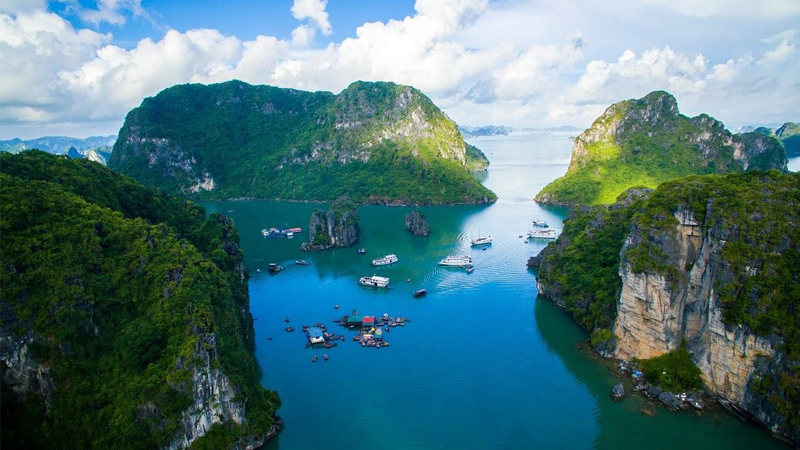 Vẻ đẹp nguyên sơ, thanh bình của vịnh Bái Tử Long. (Ảnh: VŨ KHÔI)