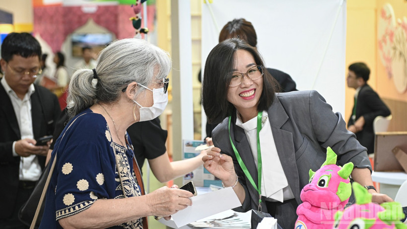VITM Hà Nội 2025 thu hút đông đảo du khách, các tổ chức, doanh nghiệp kinh doanh dịch vụ du lịch, lữ hành trong nước và quốc tế quan tâm. (Ảnh: SƠN TÙNG)