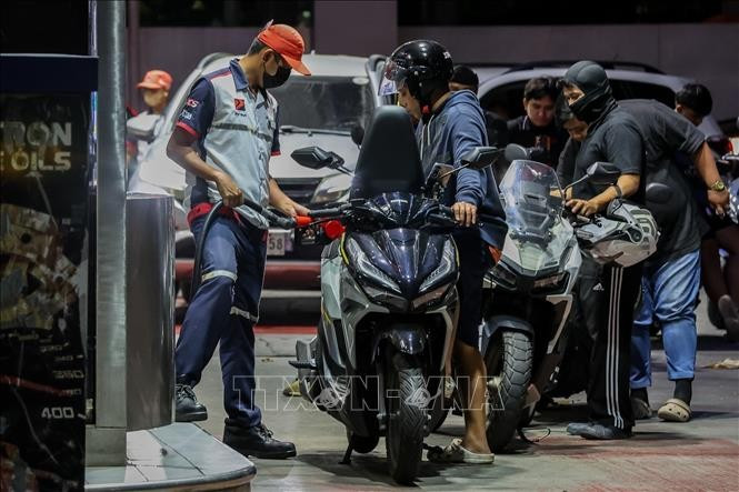 Người dân mua xăng tại trạm xăng ở Quezon, Philippines. (Ảnh: THX/TTXVN)