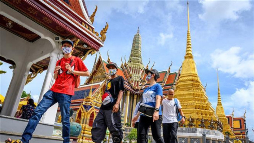 Du khách tham quan Cung điện Hoàng gia Thái Lan ở Bangkok. (Ảnh: TTXVN)