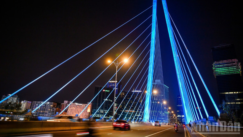 Vẻ năng động, hiện đại của Thành phố Hồ Chí Minh khi đêm về. (Ảnh: THÀNH ĐẠT)