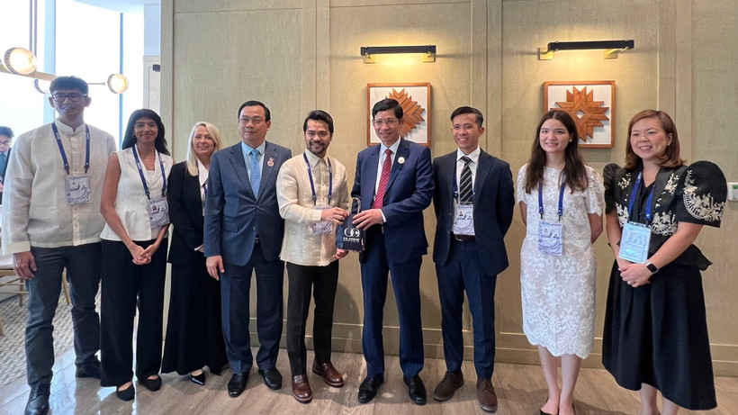 Thứ trưởng Văn hóa, Thể thao và Du lịch Hồ An Phong tặng quà lưu niệm cho đoàn doanh nghiệp USABC. (Ảnh: TITC)