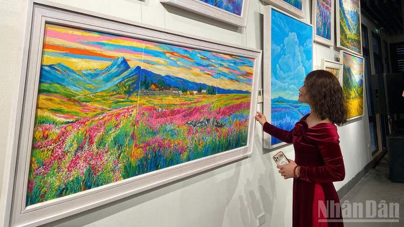 Công chúng thưởng thức các tác phẩm tại triển lãm "Chào xuân Bính Ngọ 2026". (Ảnh: CHIÊU ANH)