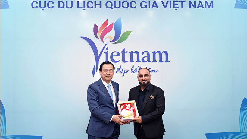 Cục trưởng Cục Du lịch Quốc gia Việt Nam Nguyễn Trùng Khánh tặng quà lưu niệm cho ông Dheeraj Raina, Phó Chủ tịch cấp cao, Giám đốc Truyền thông Marketing tích hợp khu vực Đông Nam Á của Mastercard. (Ảnh: TITC)